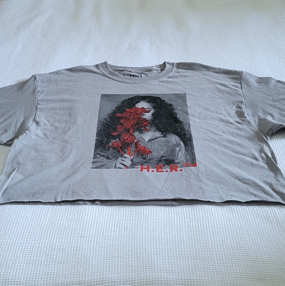 Goodie Two✌ Sleeves H.E.R. (Gabriella Sarmiento Wilson)🎤 Graphic Tee👕 - NWT - Picture 12 of 13